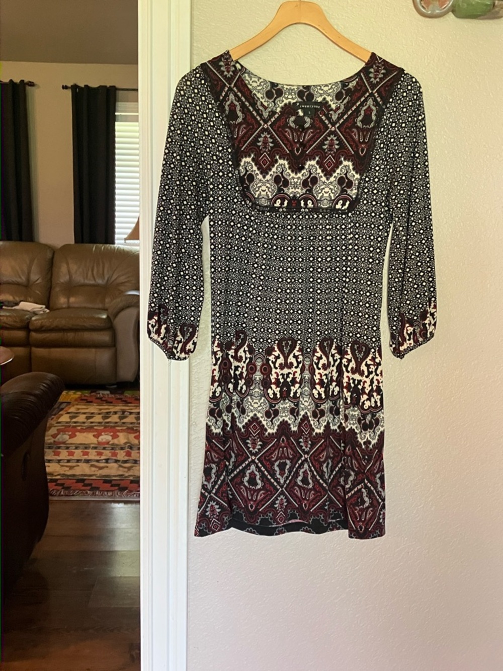 10/$13 NWOT Twentyone stretch dress Black and Burgundy S